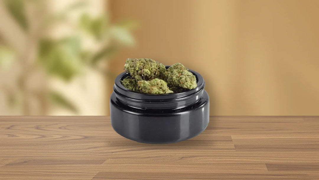 Glas mit Blüten aus dem Happy420-Sortiment auf dunklem Nussbaumholz, Titelbild zu Happy420 Erfahrungen