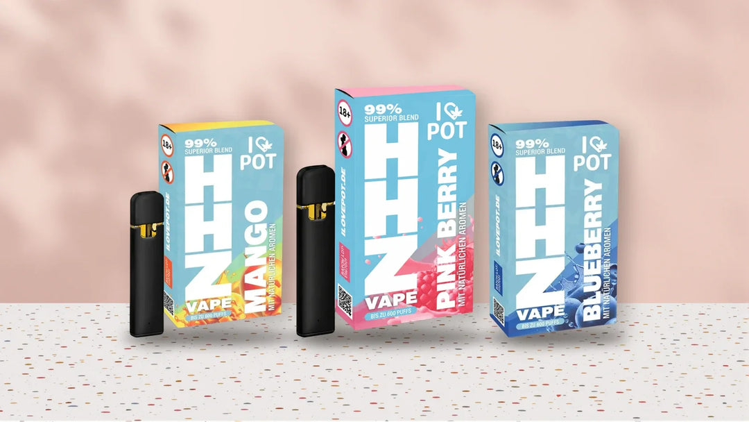 I Love Pot Vapes Mango, Pink Berry und Blueberry mit Verpackung auf Terrazzo, Titelbild zu I Love Pot Erfahrungen
