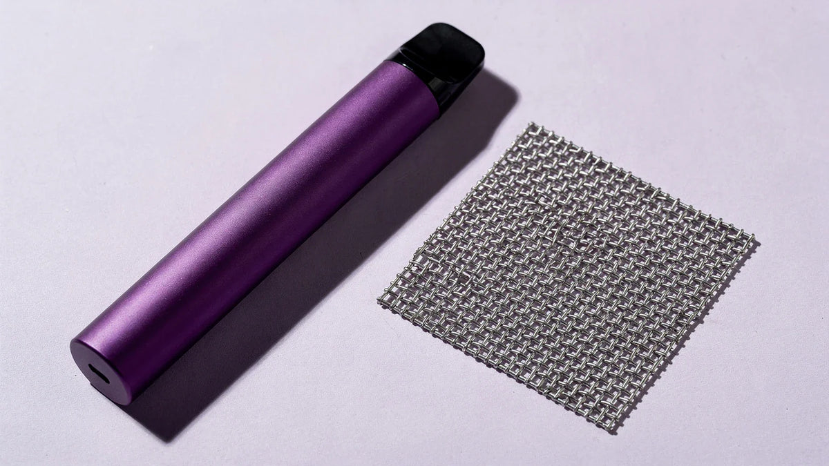 Lila Einweg-Vape-Pen neben feinem Metallgewebe auf Lavendelgrund, Titelbild zu Mesh Flash Wirkung