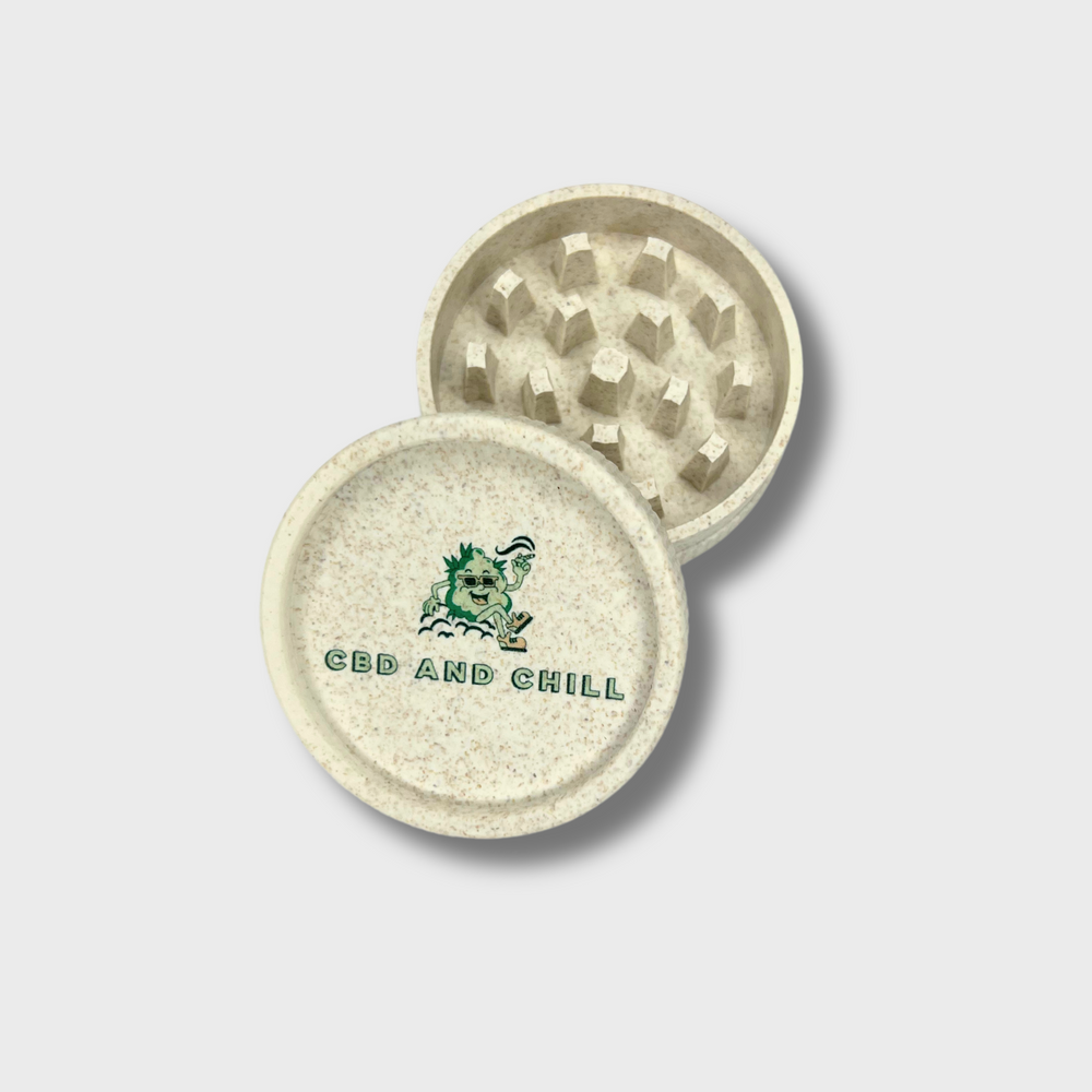 Zweiteiliger Bio-Hanf Grinder mit CBD and Chill Logo, geöffnet