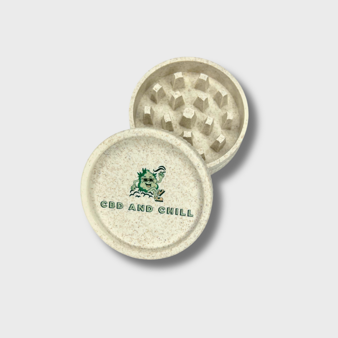 Zweiteiliger Bio-Hanf Grinder mit CBD and Chill Logo, geöffnet